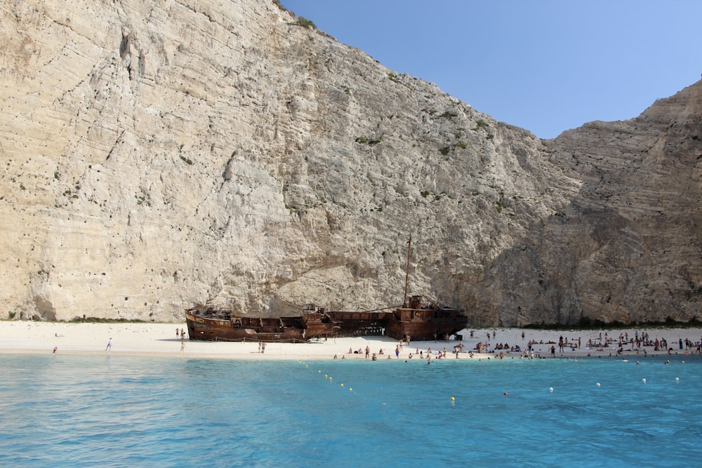 Persone sulla spiaggia vicino a Rocky Mountain durante il giorno