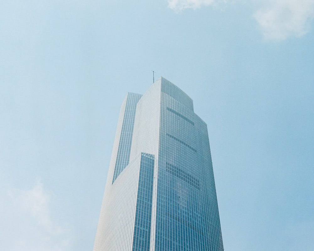 edifício de arranha-céus brancos sob nuvens brancas durante o dia