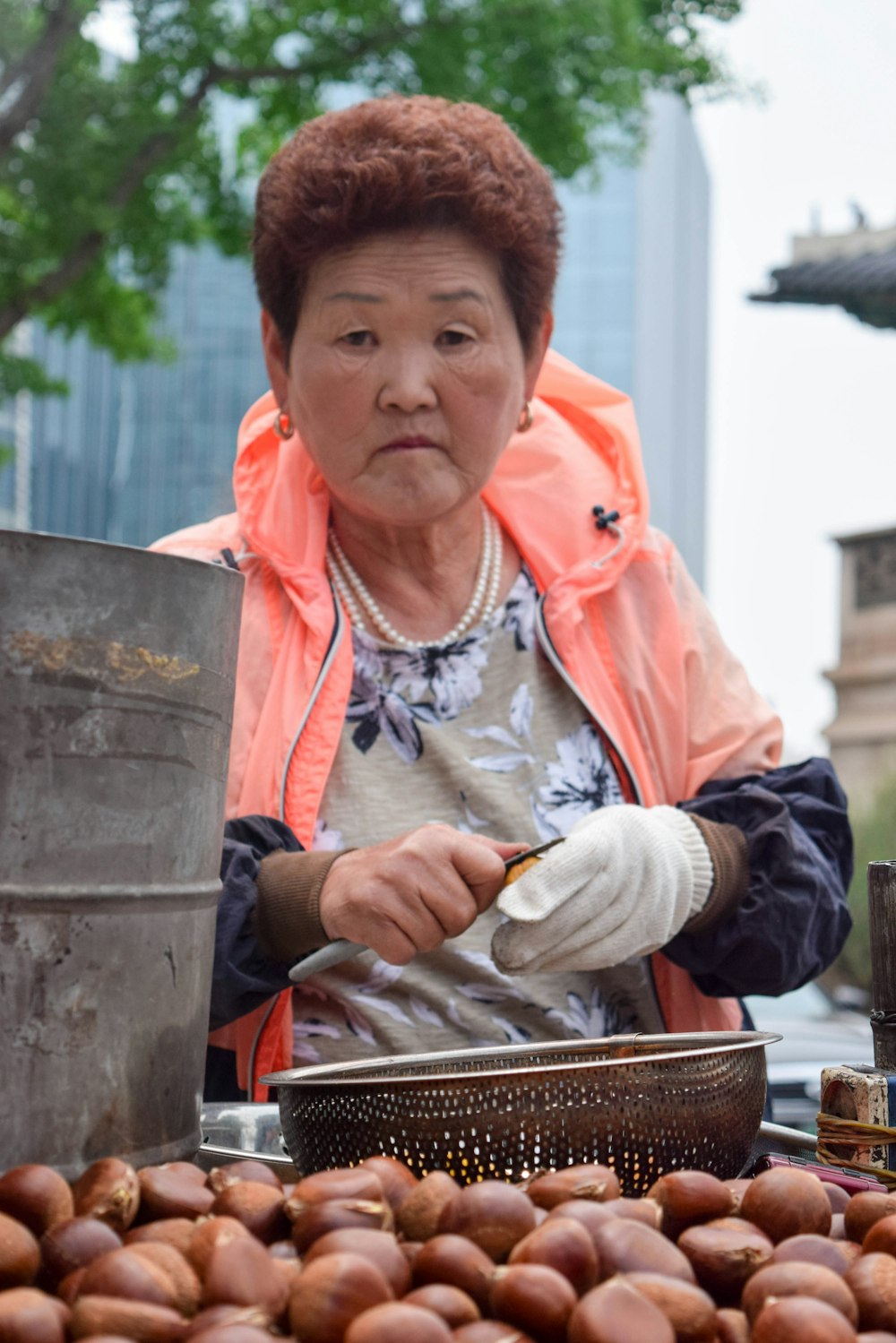 Mujer en chaqueta naranja sosteniendo tablero de madera marrón