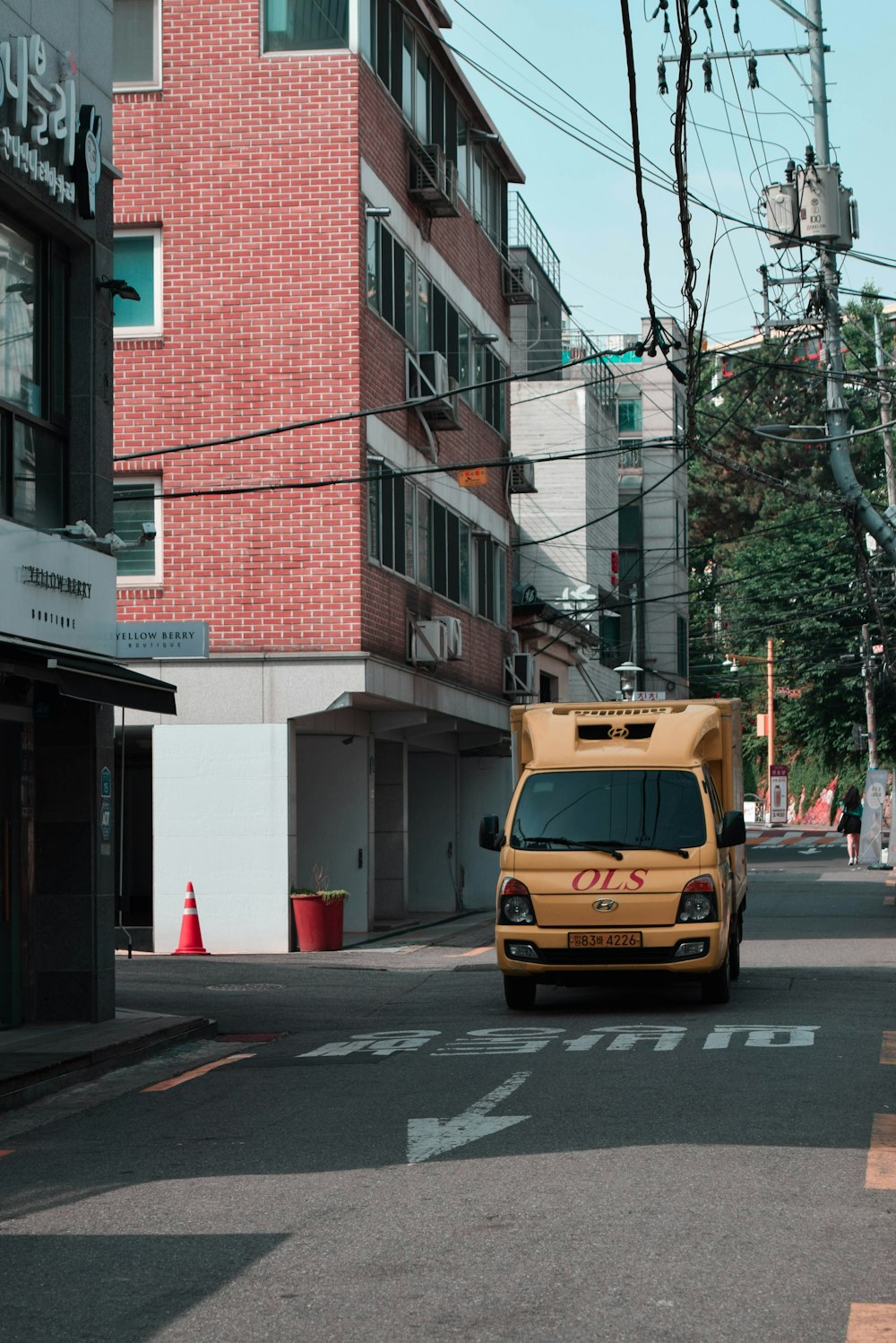 furgone giallo parcheggiato di fronte all'edificio marrone