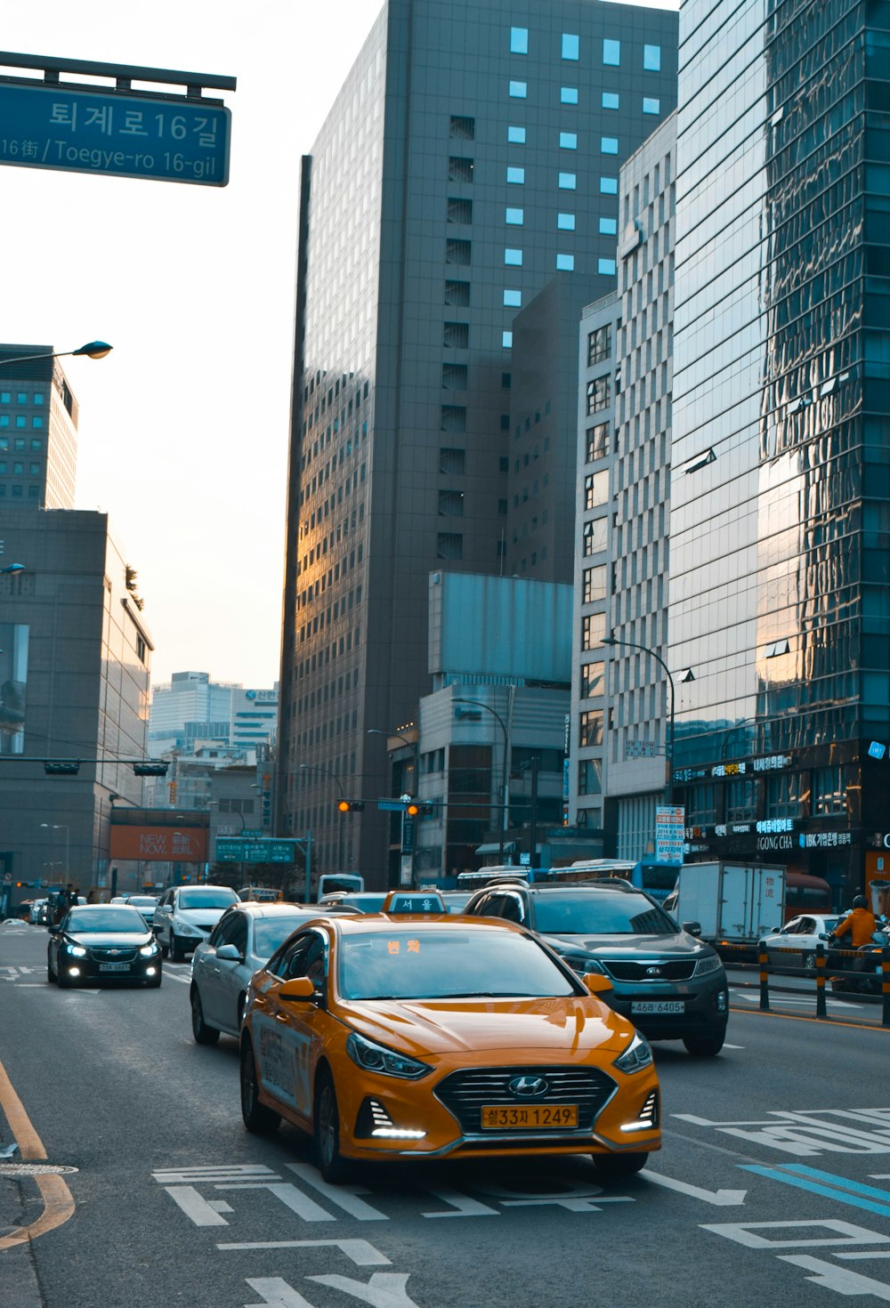 auto su strada vicino a grattacieli durante il giorno