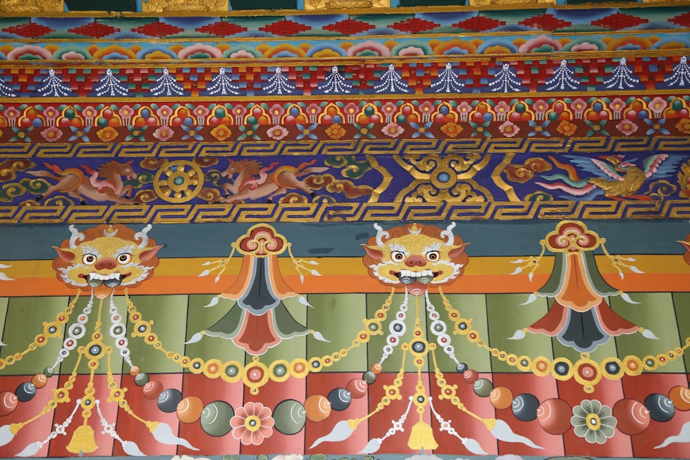 Una pared colorida con un diseño de dragón