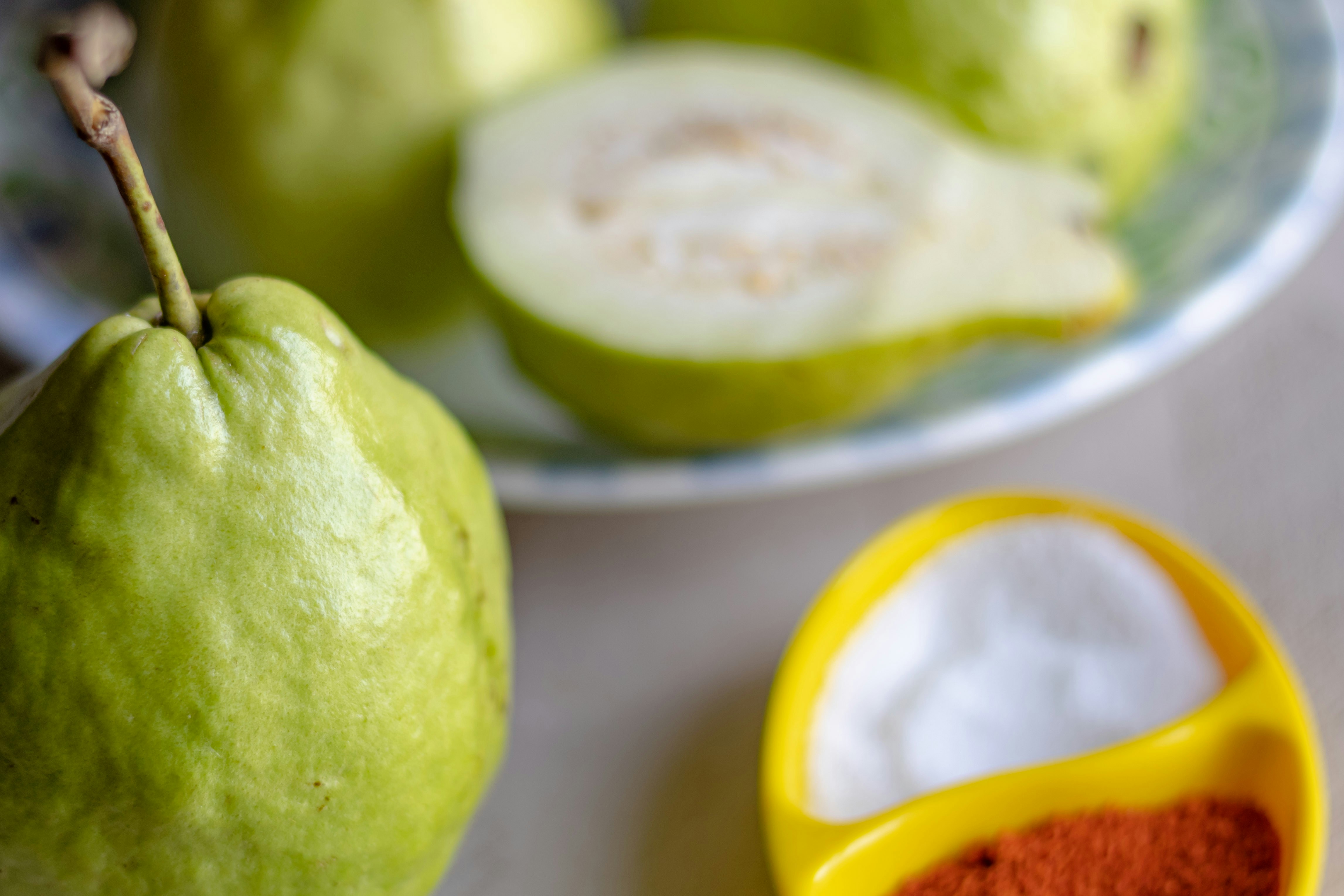 irisan lemon di atas piring keramik putih