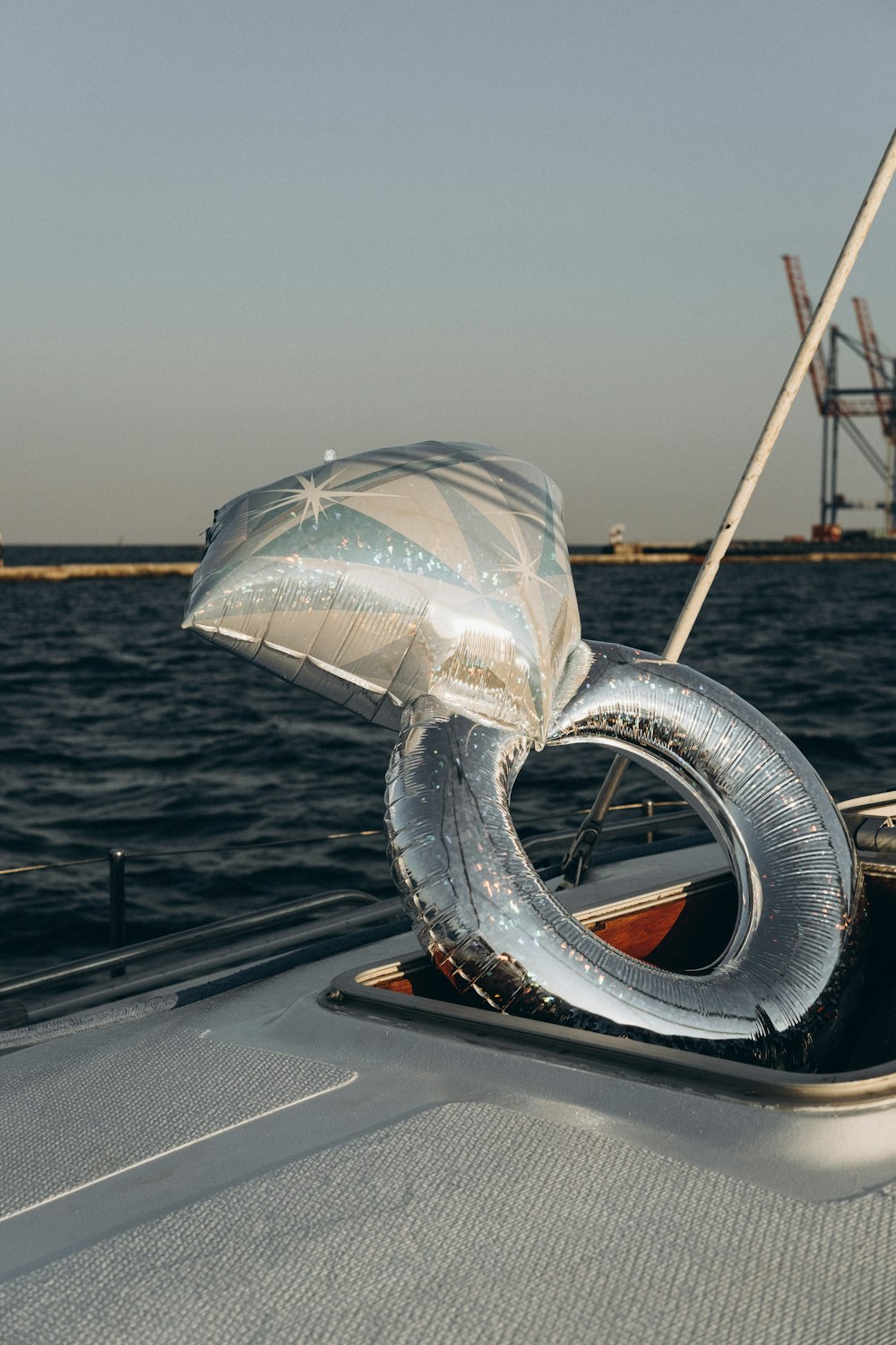 Roue ronde noire et argentée sur le quai en bois noir pendant la journée