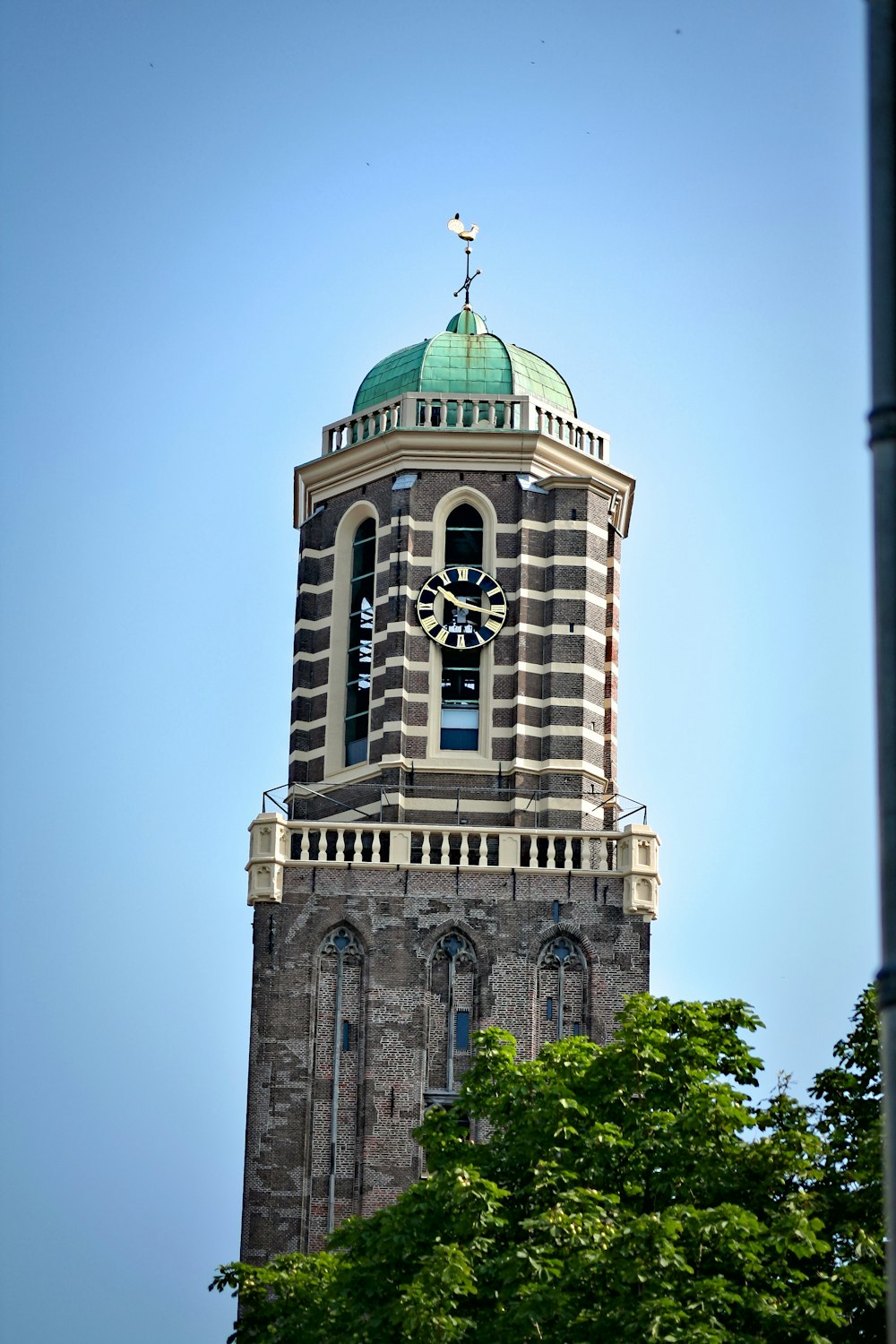 edifício de concreto verde e branco sob o céu azul durante o dia