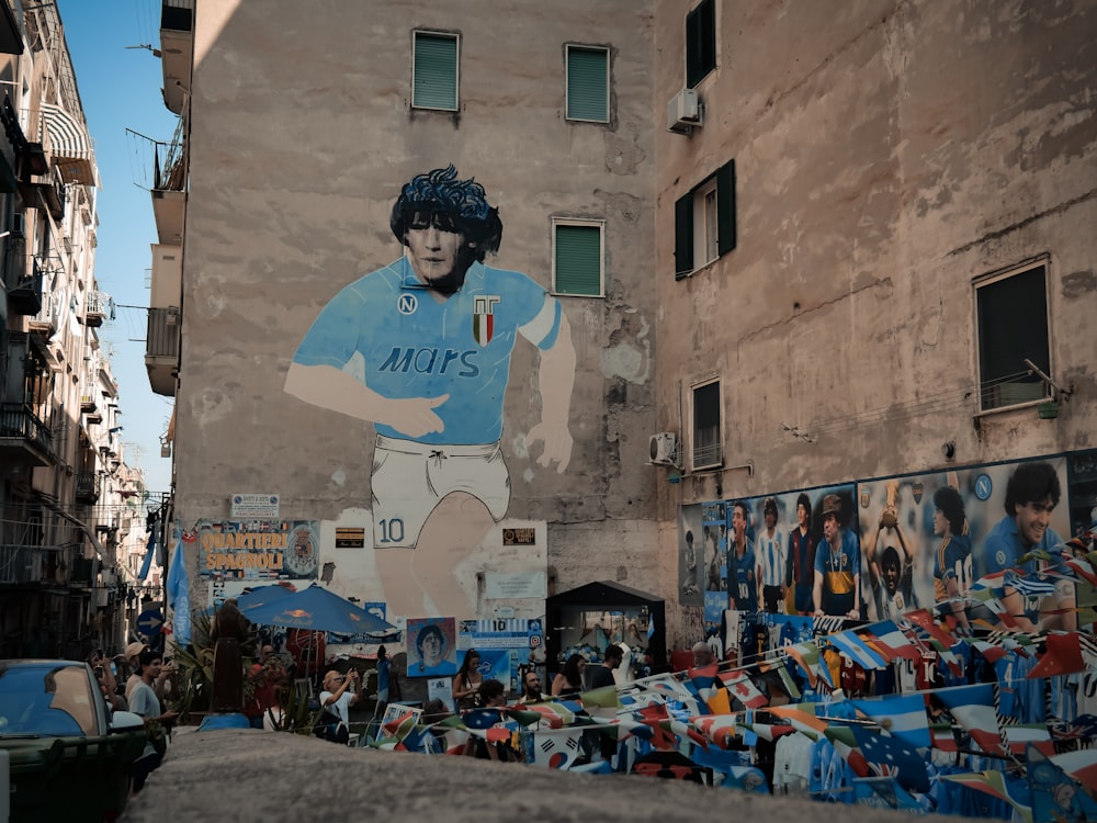 homme en bleu et blanc t-shirt à col rond debout dans la rue