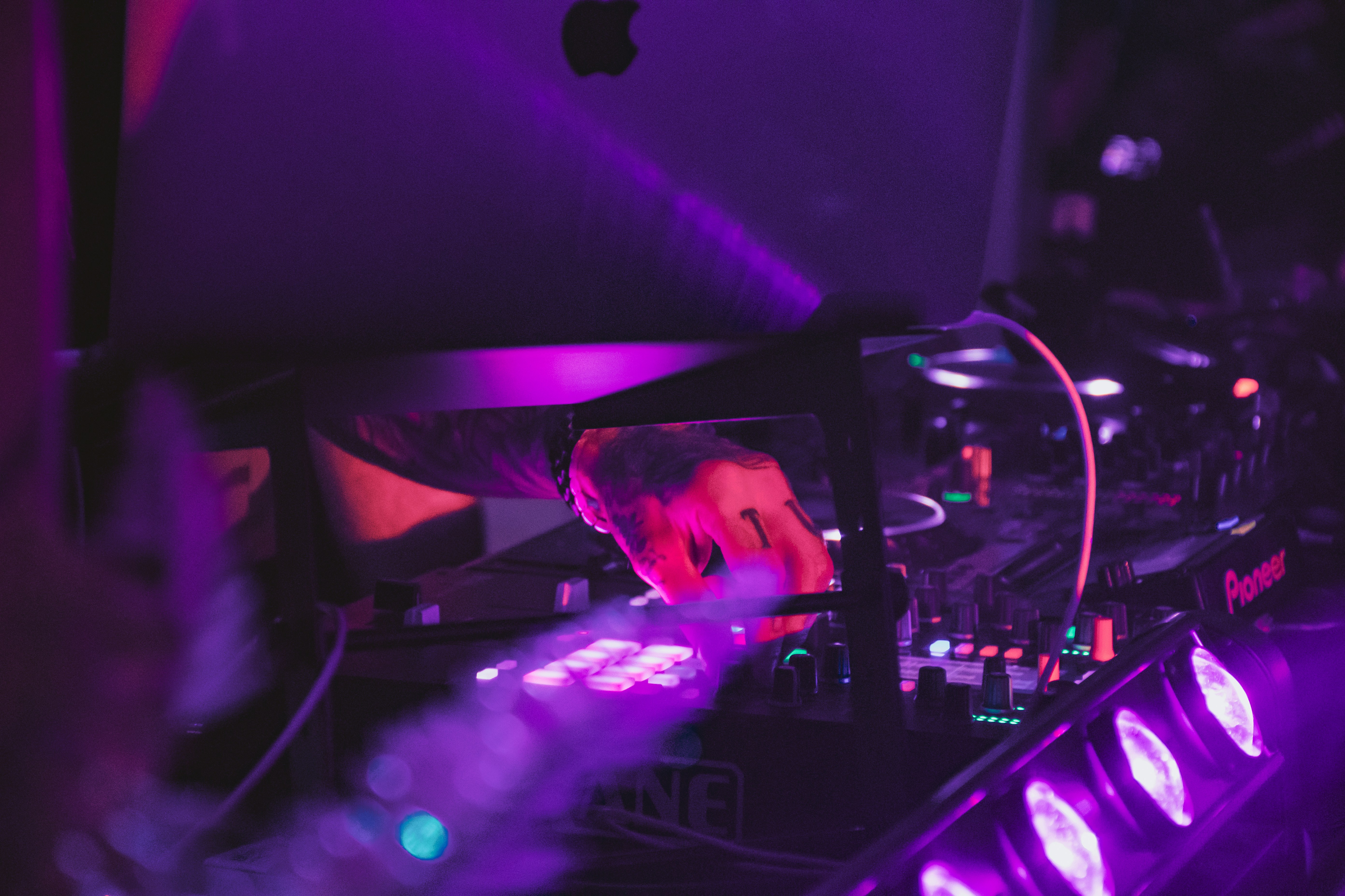 uomo in camicia nera in piedi sul palco