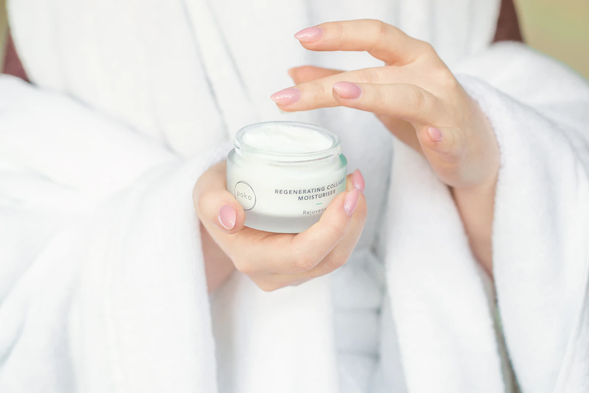 Pot de crème de soin réparateur, le type de produit recommandé après un microblading
