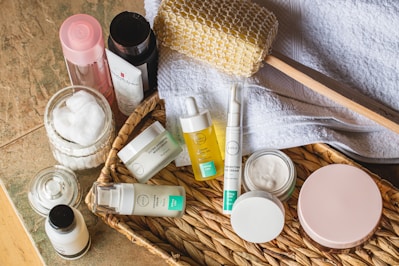Produtos de skincare – séruns, cremes e protetor solar para cuidados com a pele
