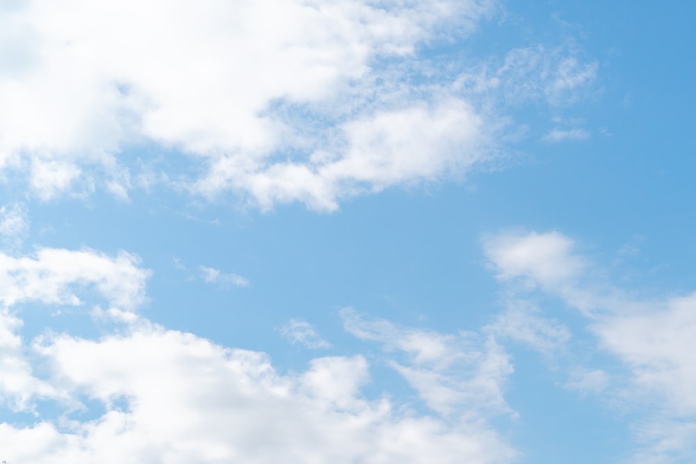 昼間の白い雲と青い空