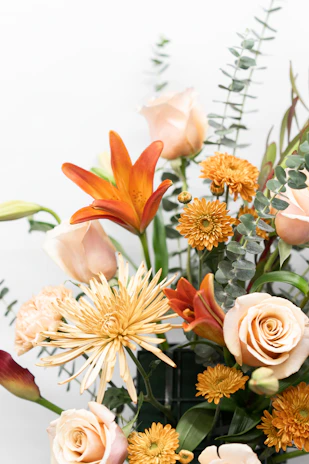 Flores rosas y blancas sobre una mesa blanca