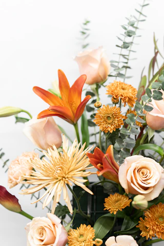 Flores rosas y blancas sobre una mesa blanca