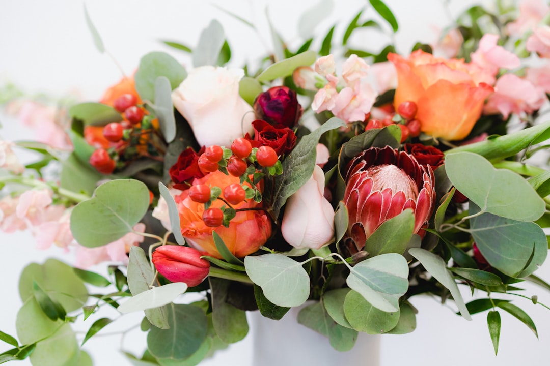 pink and white roses bouquet