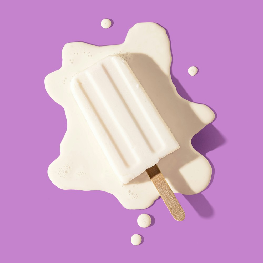 crème glacée violette avec glace blanche