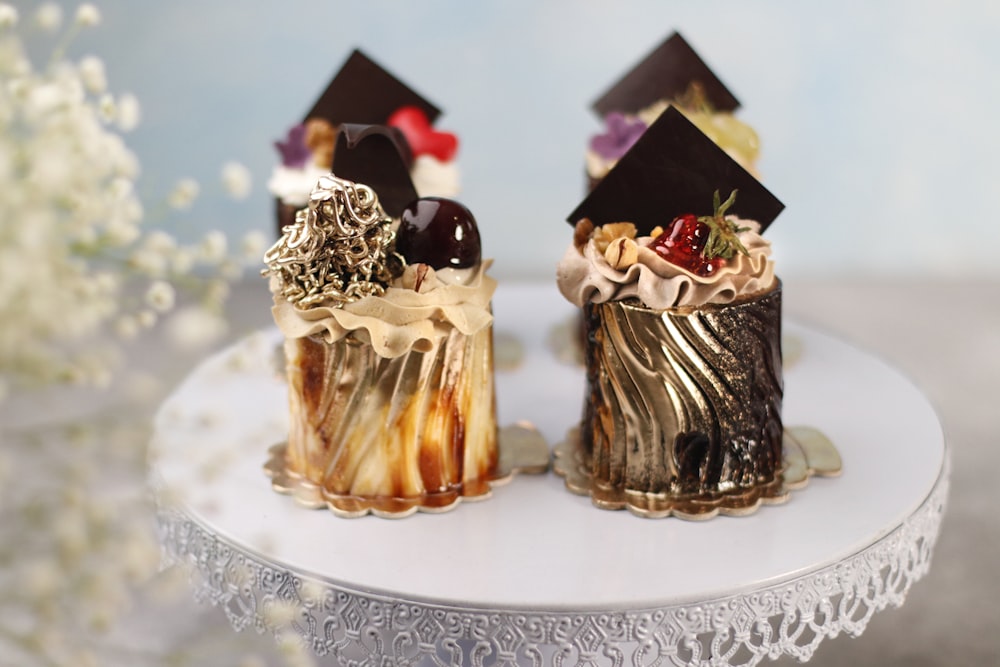 3 chocolate cupcakes on white ceramic plate