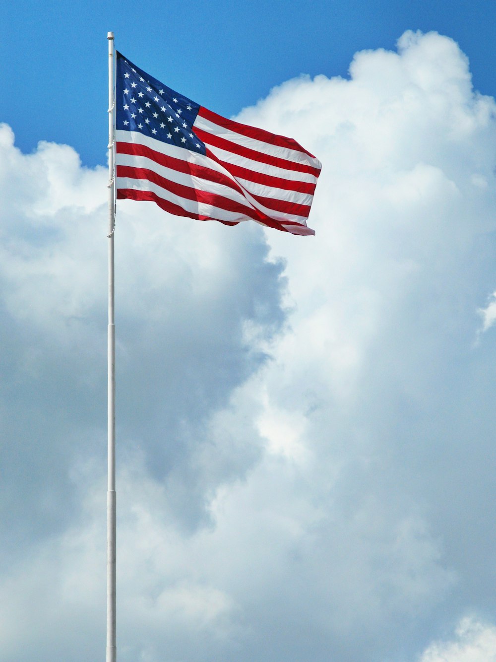 US eine Flagge unter bewölktem Himmel