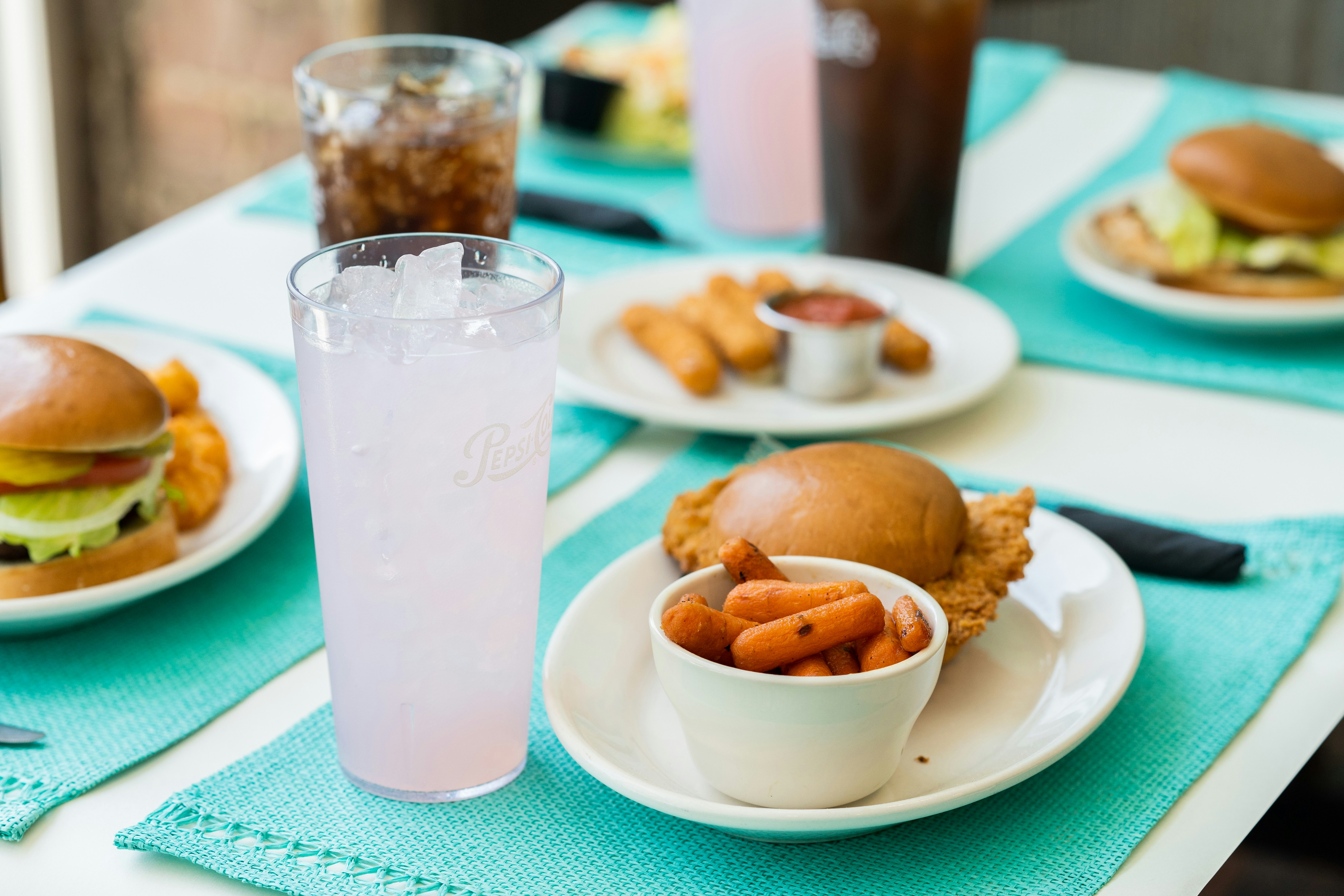 hamburger e patatine fritte su piatto di ceramica bianca