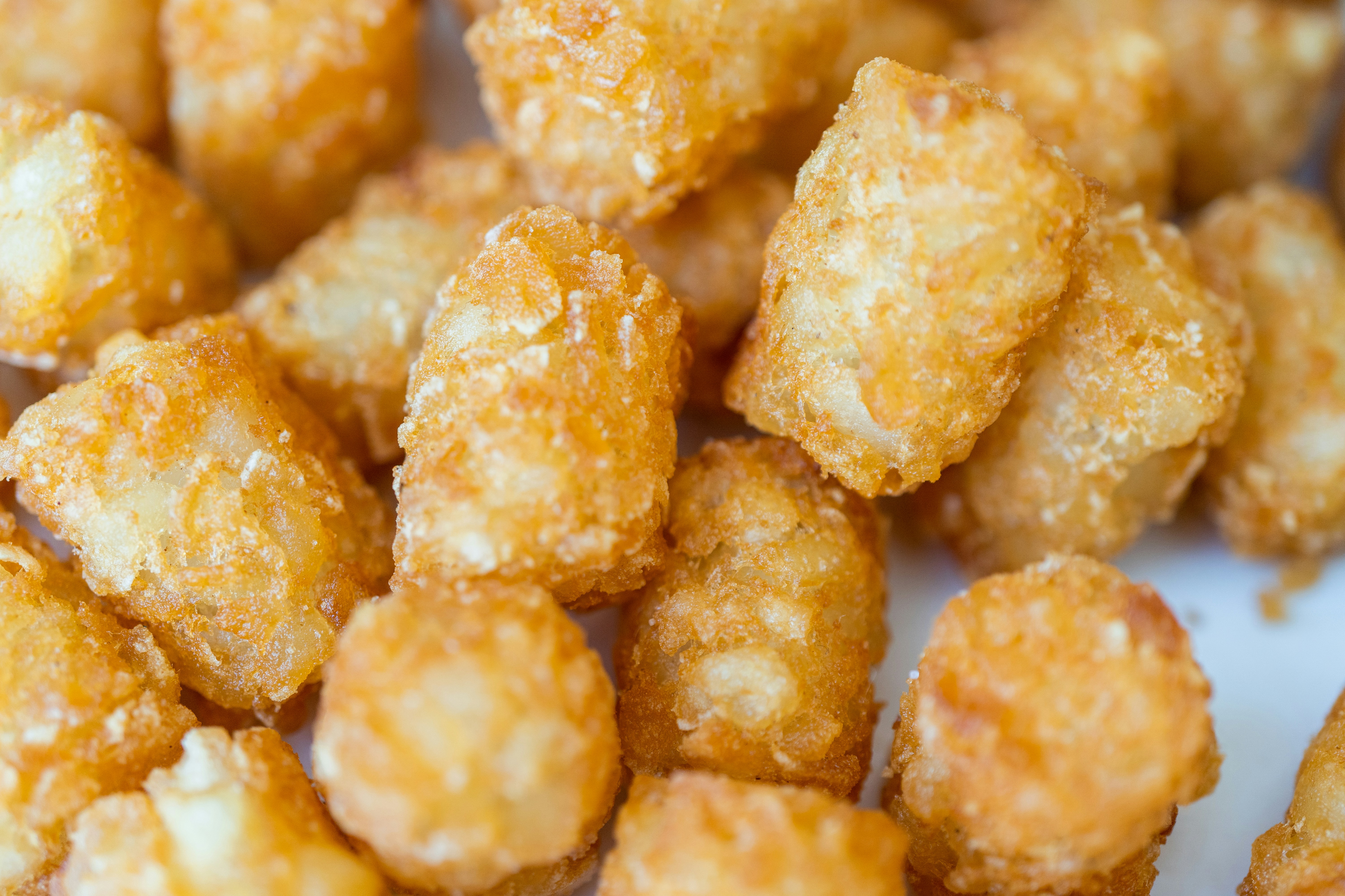 cibo marrone in piatto di ceramica bianca