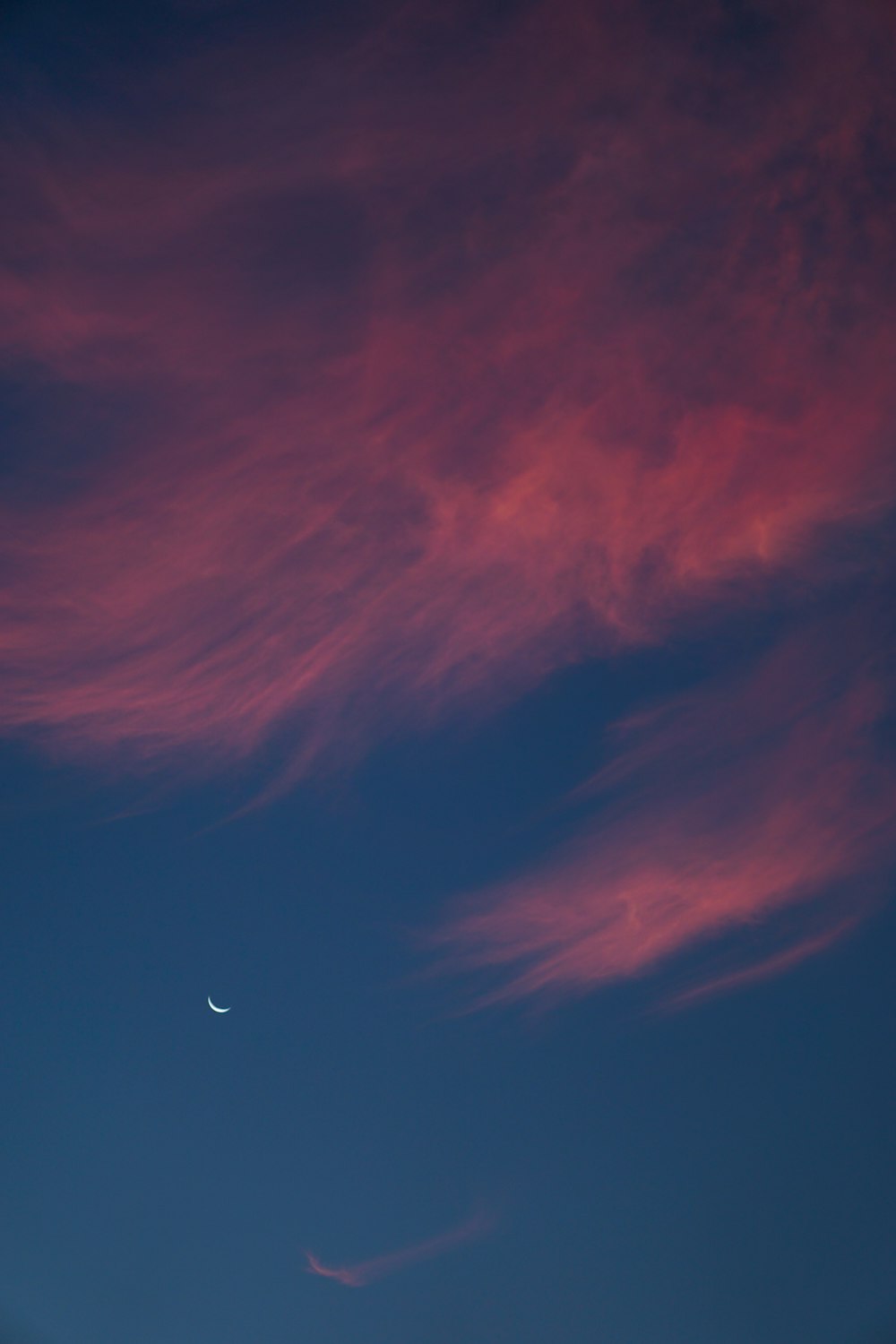 blauer und rot bewölkter Himmel