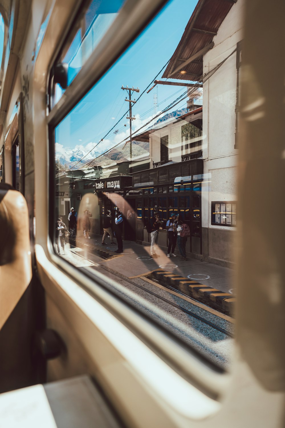 昼間、駅に立っている人々