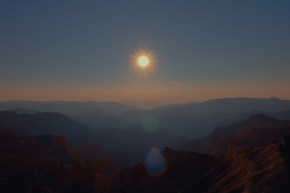 Il sole che tramonta sulle montagne