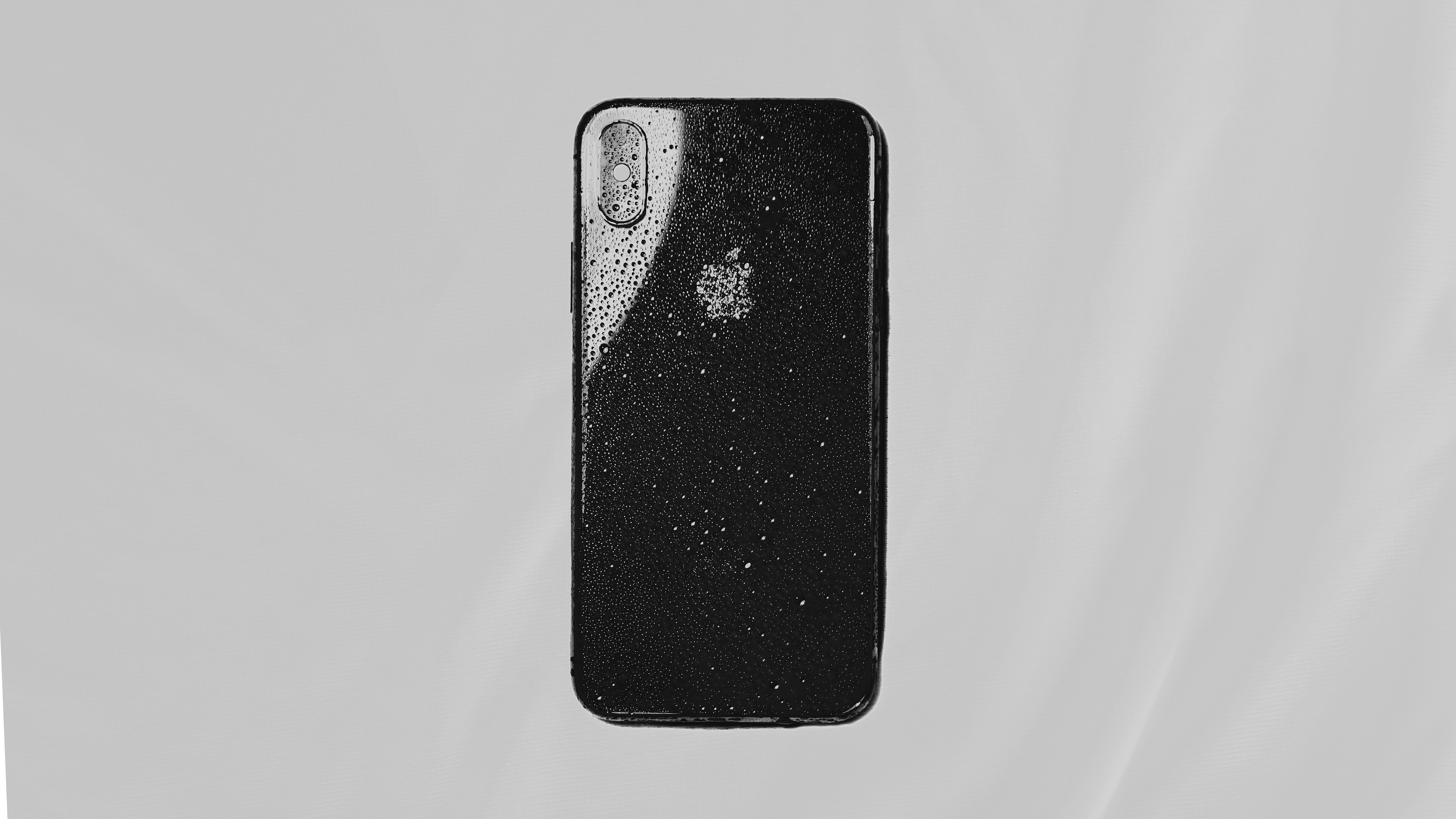 Funda negra para iPhone sobre superficie blanca