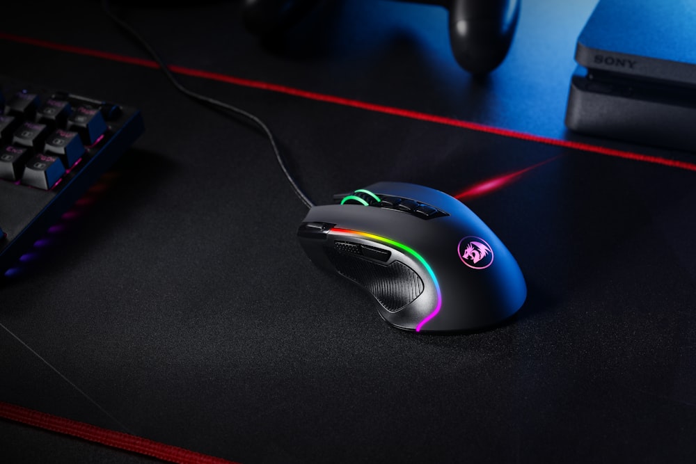 mouse de computador com fio preto e azul