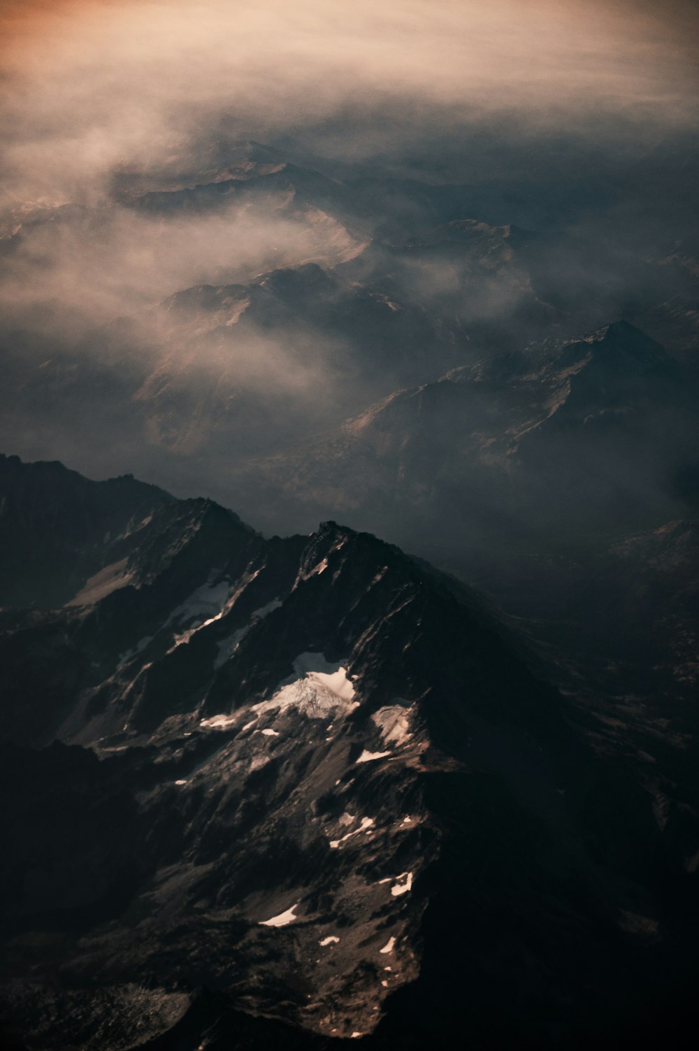 白い雲の下の黒と白の山