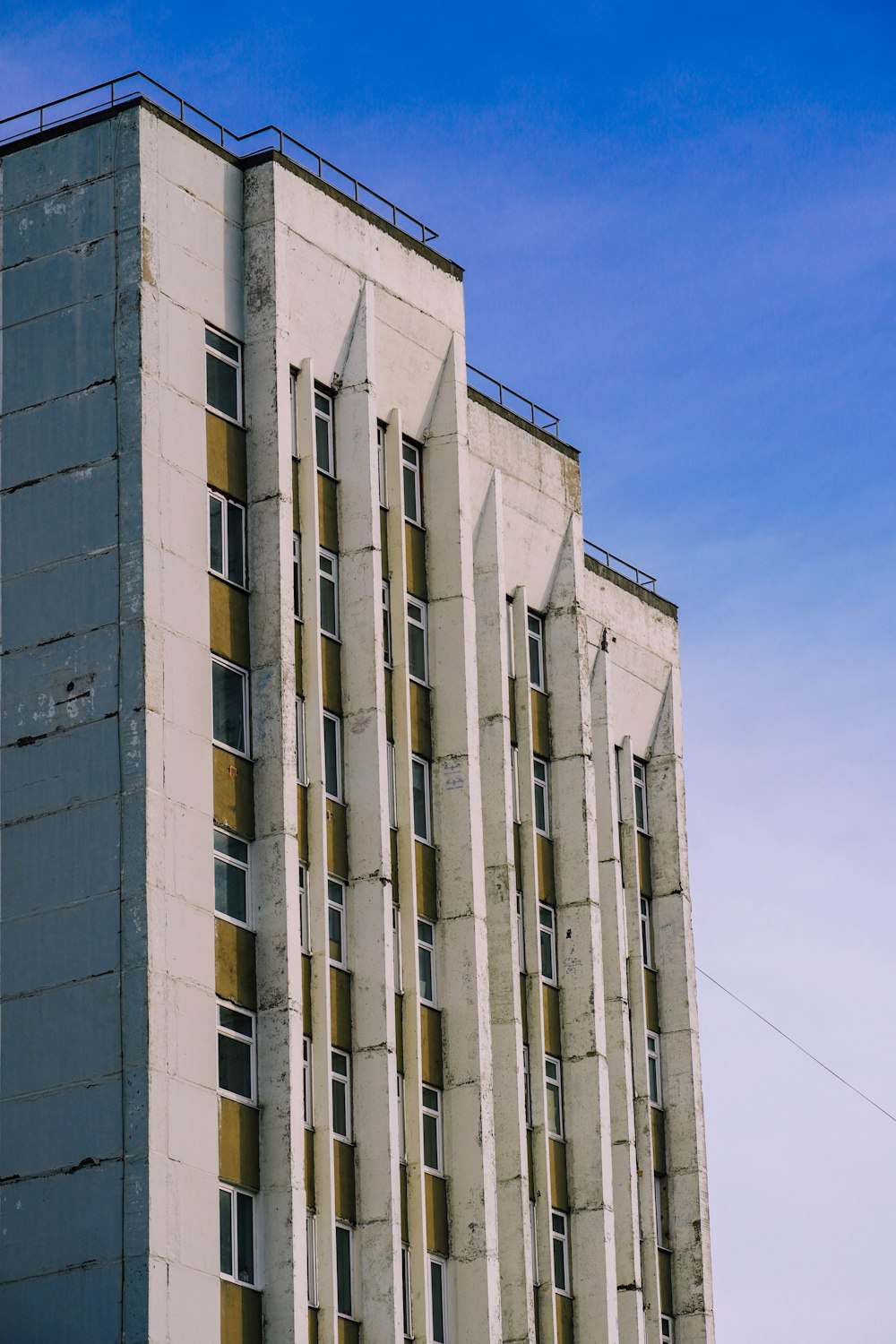 edificio in cemento beige durante il giorno