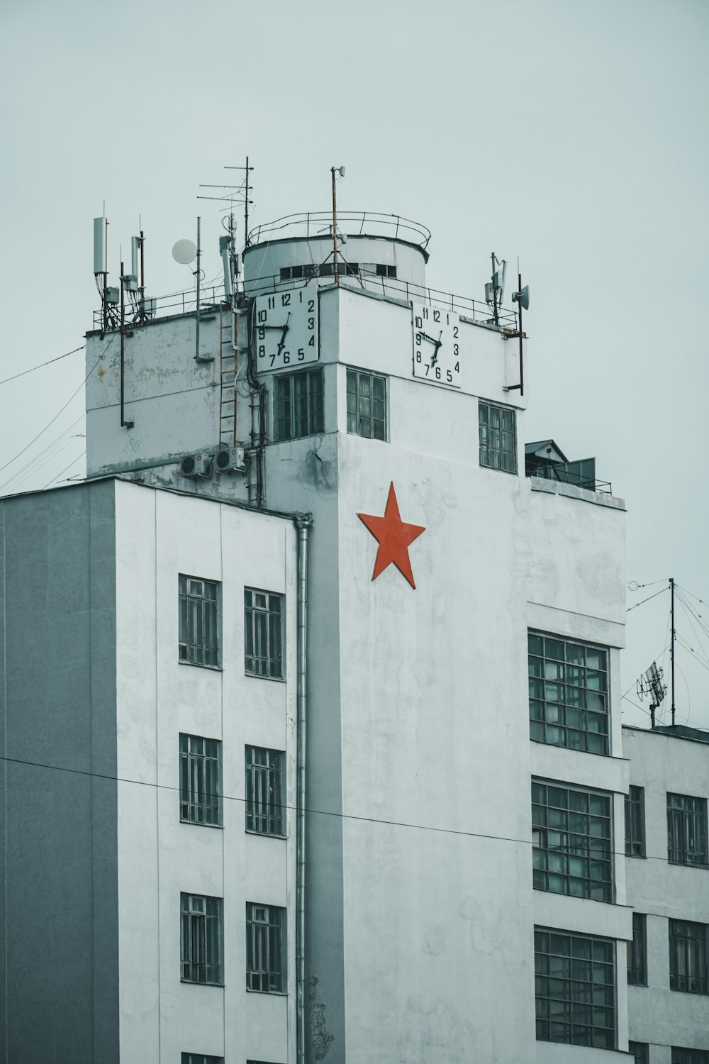 붉은 별 깃발이 있는 흰색 콘크리트 건물