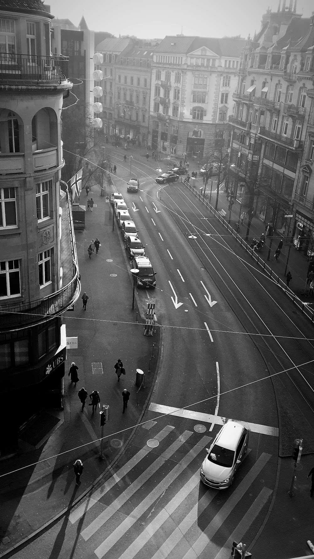 Personas caminando por el carril peatonal en fotografía en escala de grises