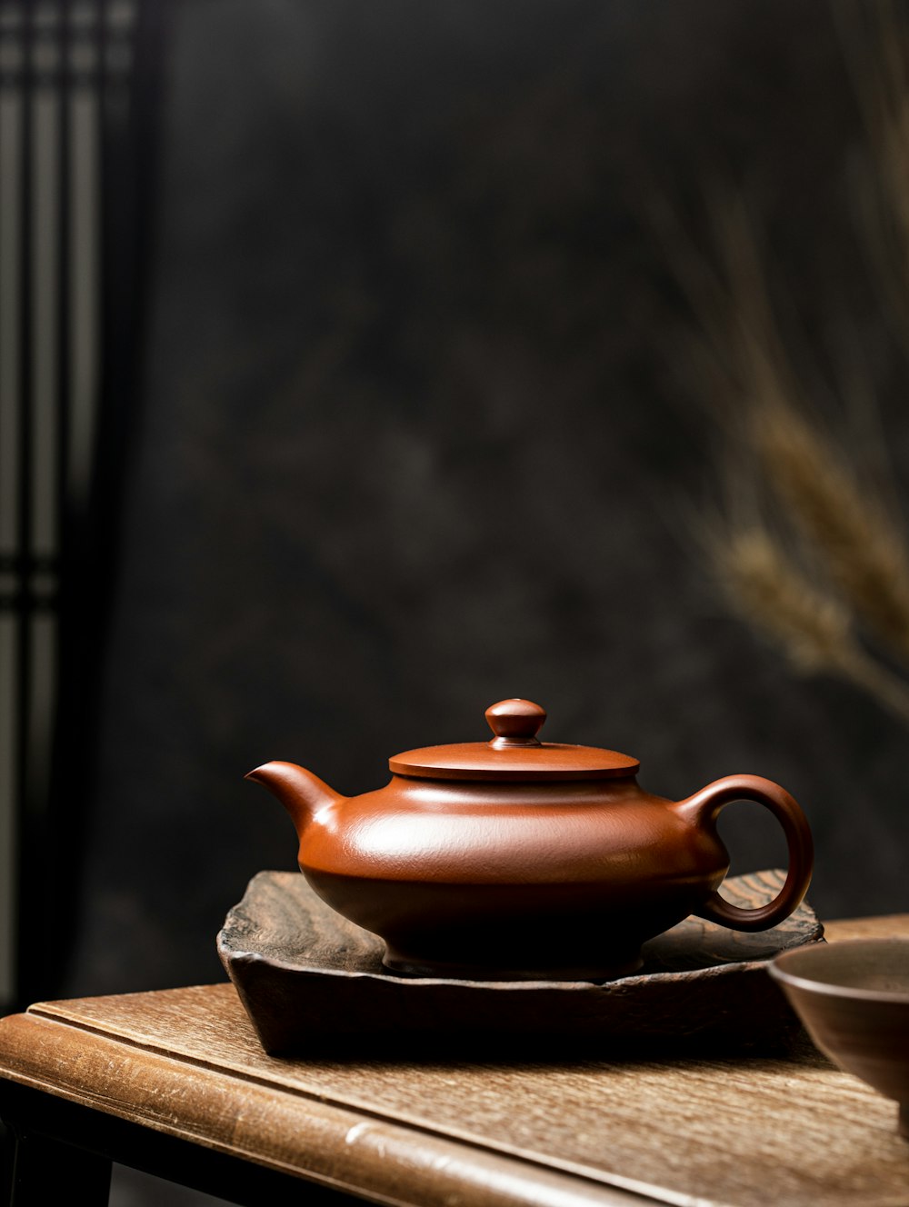 théière en céramique marron sur table en bois marron