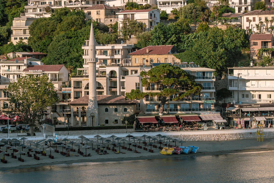 Ülgün'de gün batımında cami, plaj ve şehir