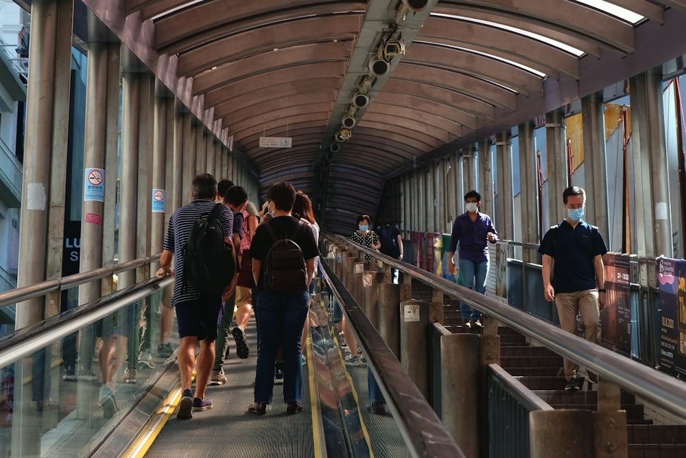 Gente caminando en la estación de tren