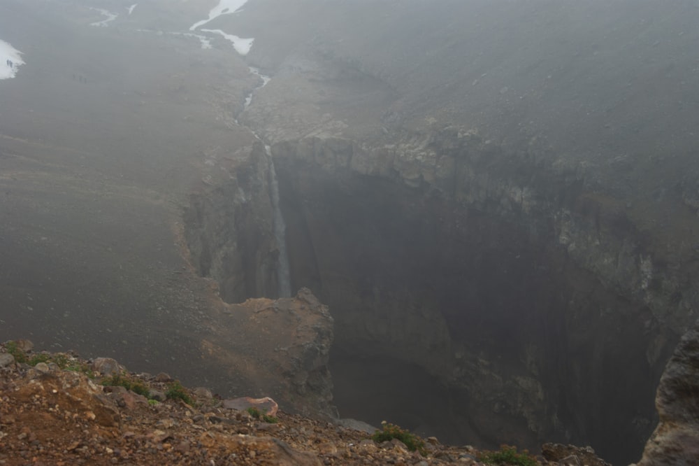 montanha rochosa marrom durante o dia