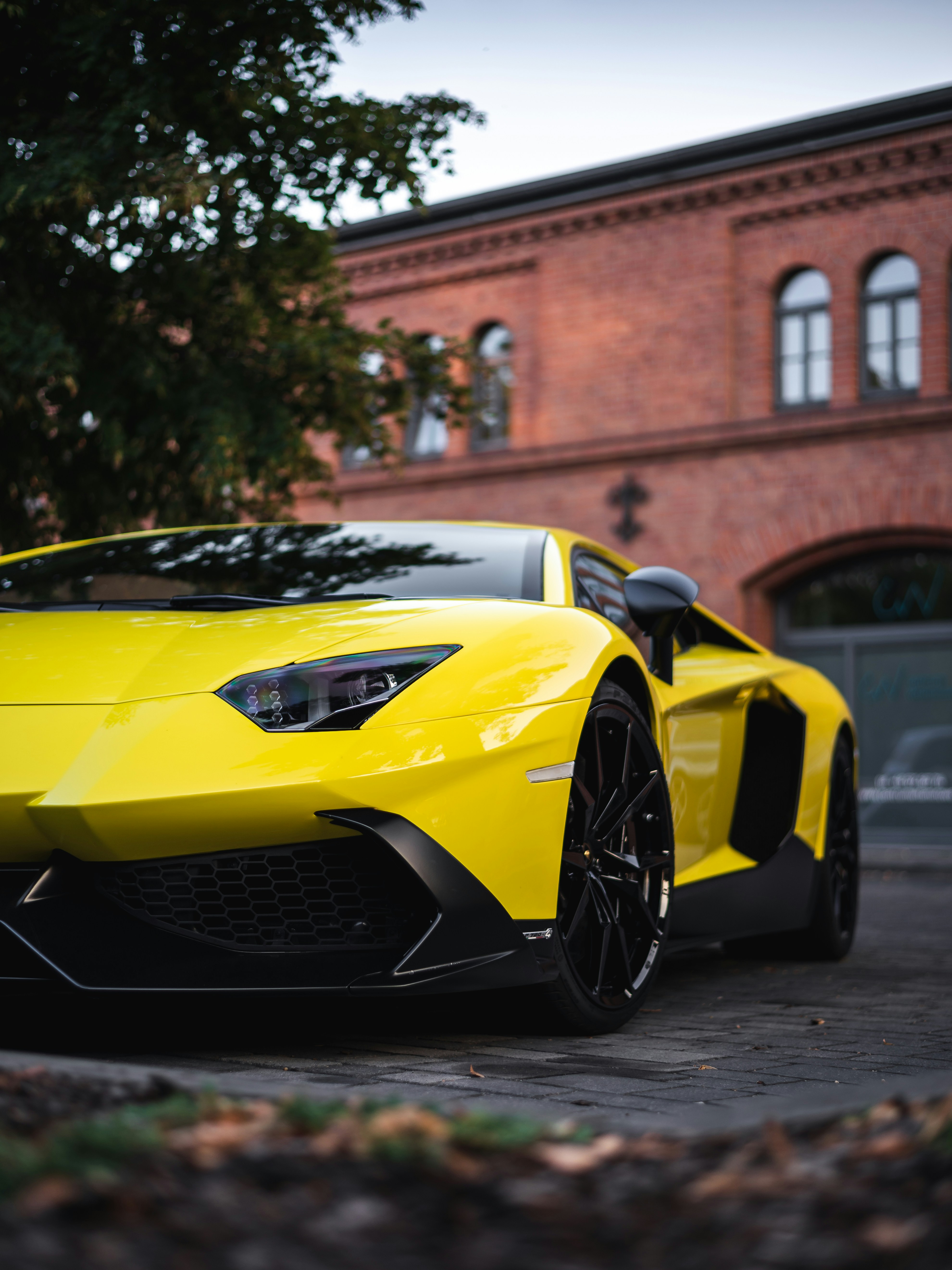 昼間は路上駐車黄色のランボルギーニ アヴェンタドールの写真 Unsplashで見つけるポズナンの無料写真