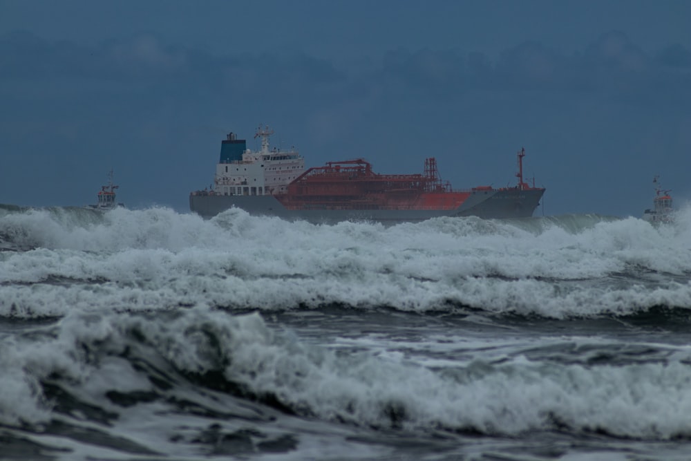 Navire rouge et blanc sur la mer pendant la journée