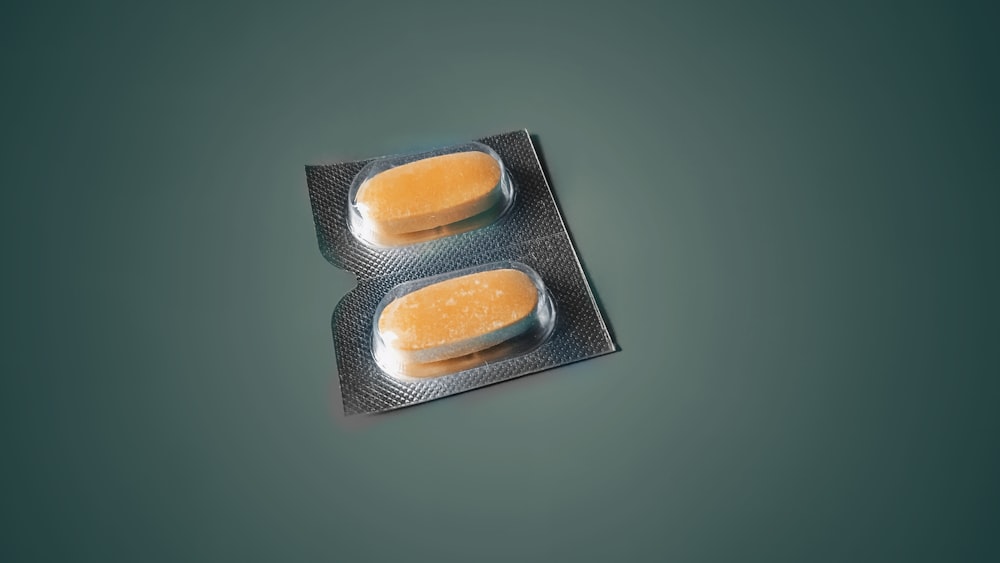 ブリスターパックに入った2つの楕円形の薬の丸薬
