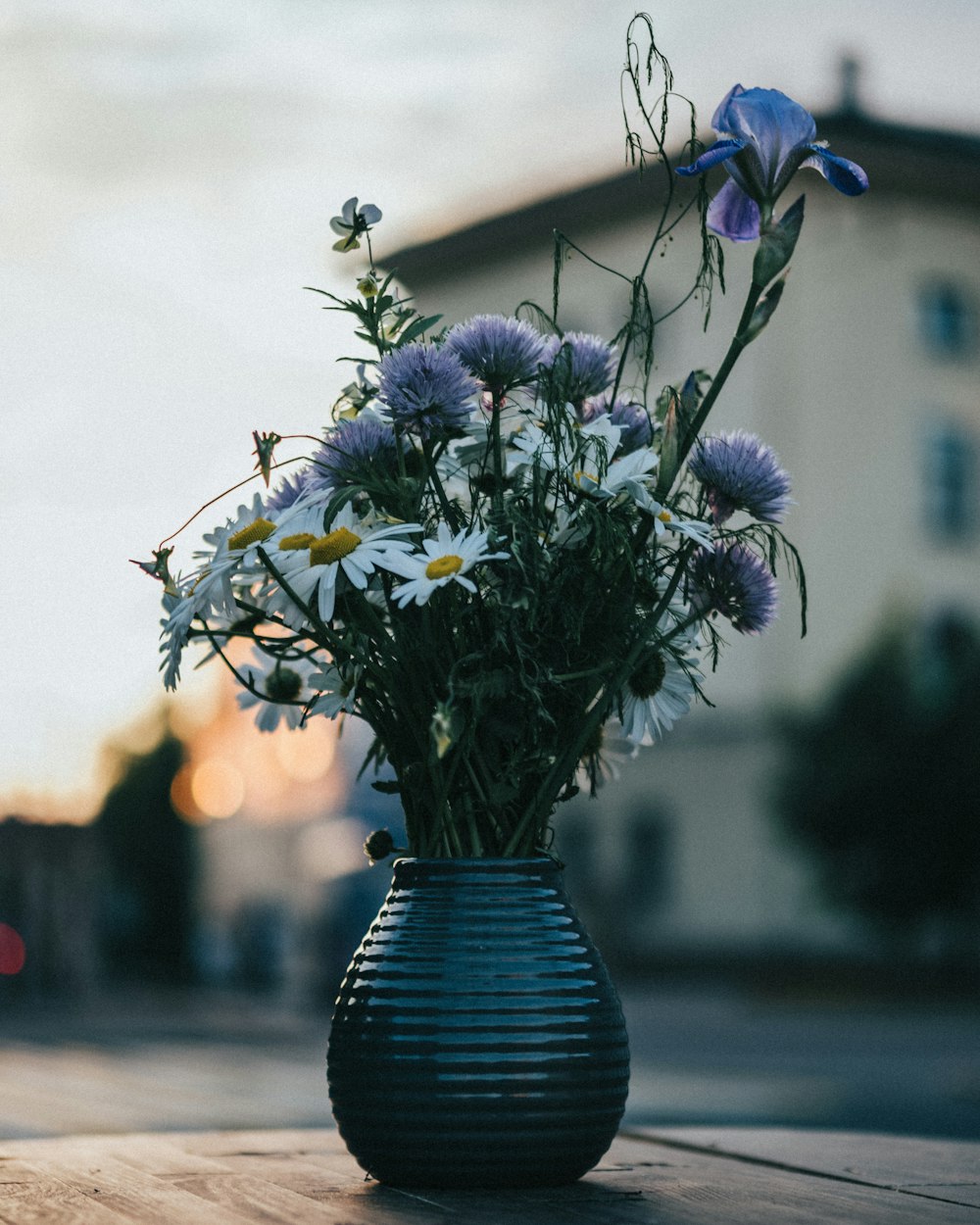 Fleurs bleues dans un vase en céramique bleu