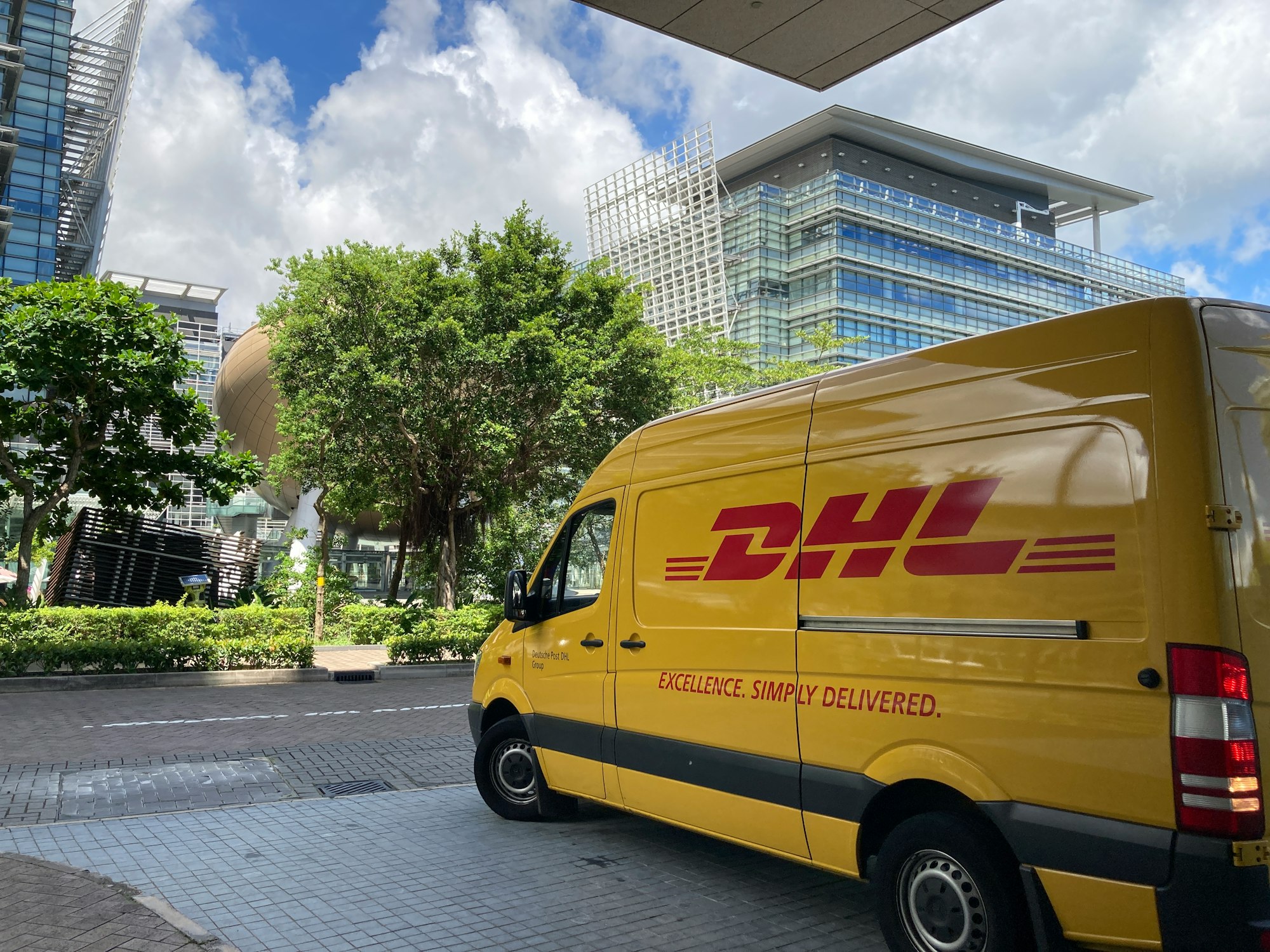 Boston Dynamics negotiated first shipments of its warehouse robots - $15 million deal with DHL