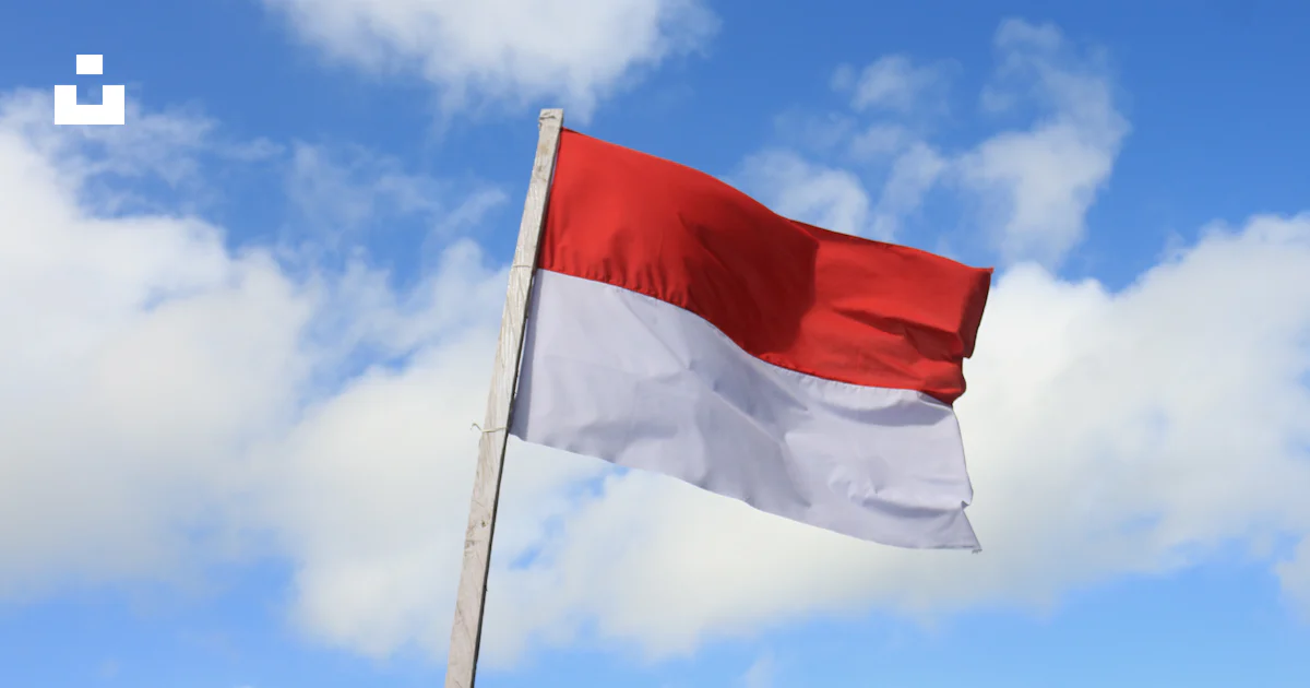 Foto zum Thema Rote und weiße Flagge unter blauem Himmel tagsüber ...