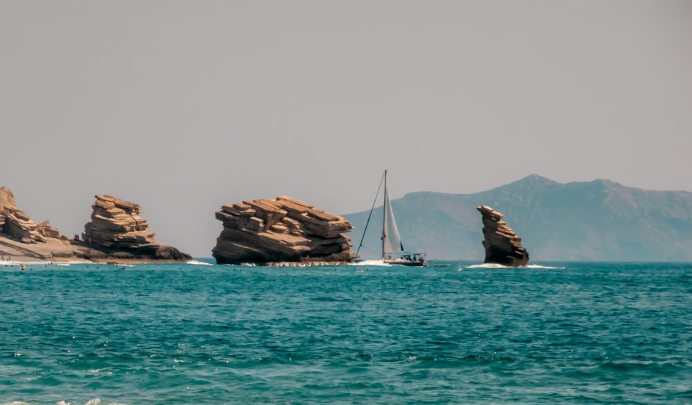 velero blanco en el mar durante el día