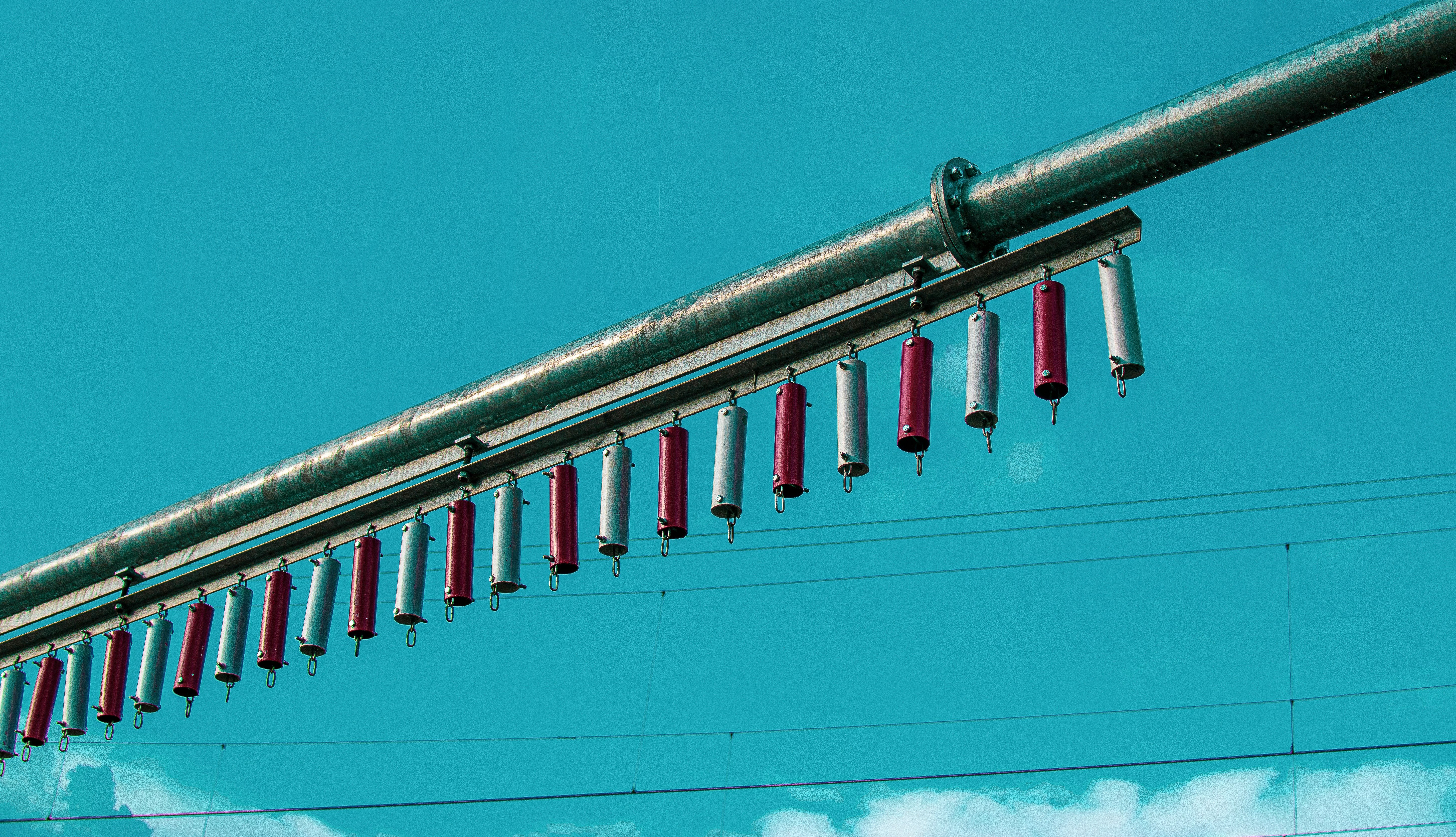 white and red light post