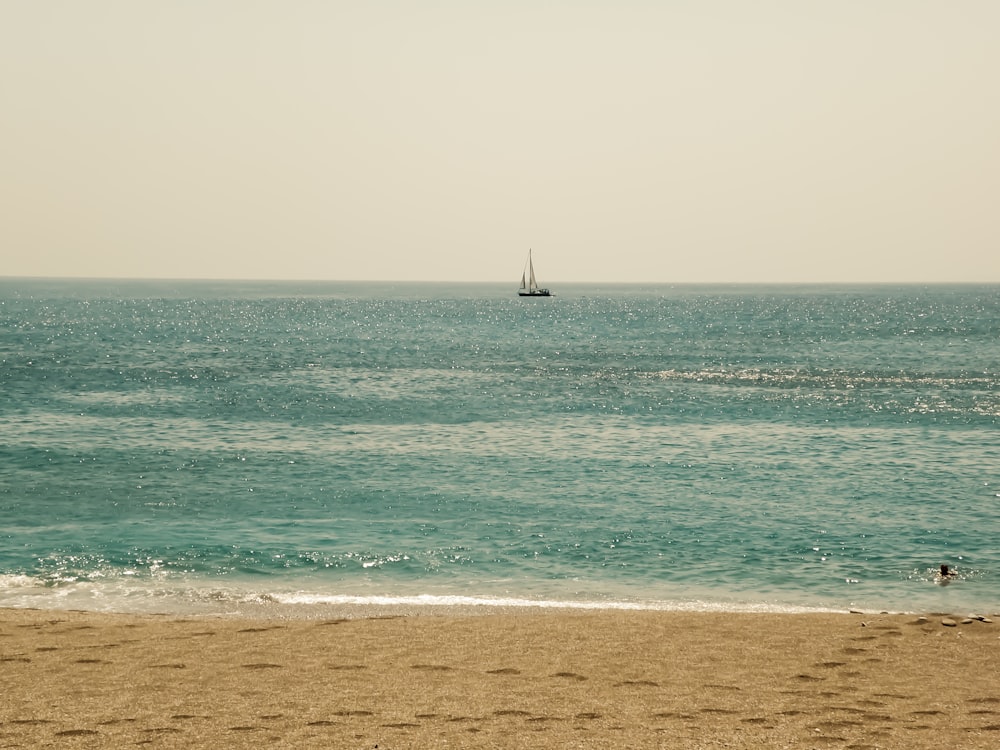 velero blanco en el mar durante el día