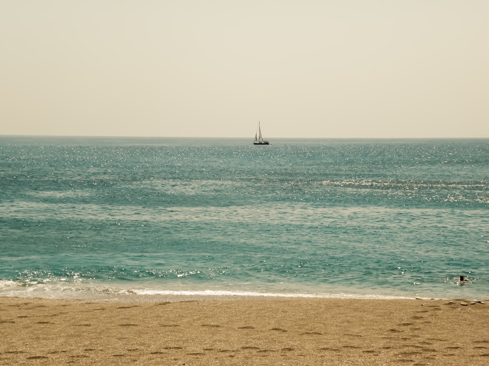 veleiro branco no mar durante o dia