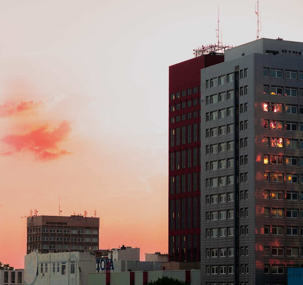 edificio in cemento rosso e nero durante il giorno