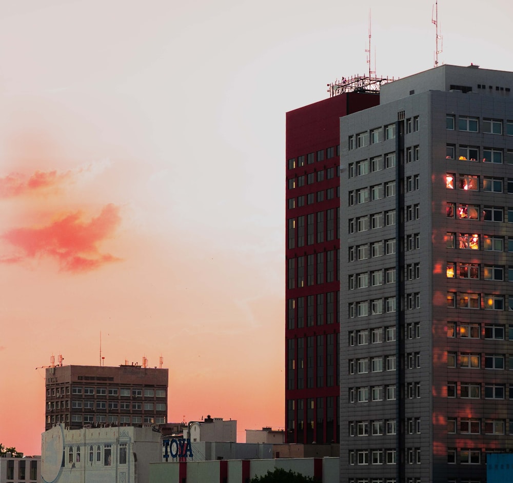 edifício de concreto vermelho e preto durante o dia