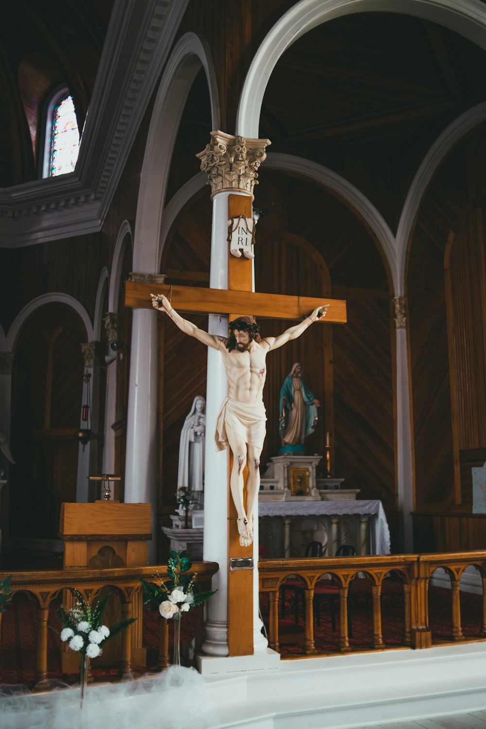 jesus christ on cross statue