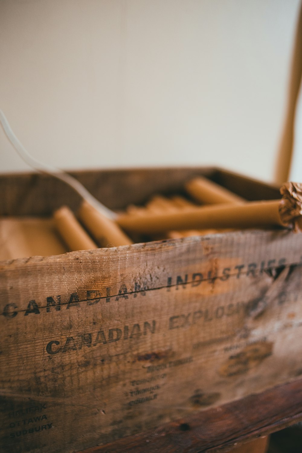 bâtons en bois brun sur boîte en bois marron