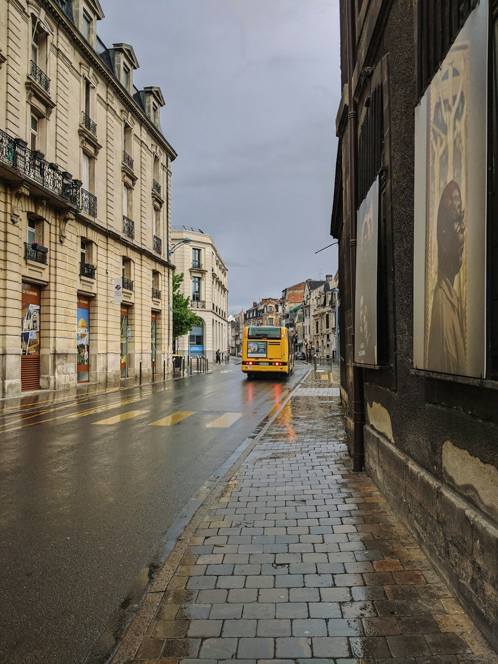 Autobús amarillo en la carretera durante el día